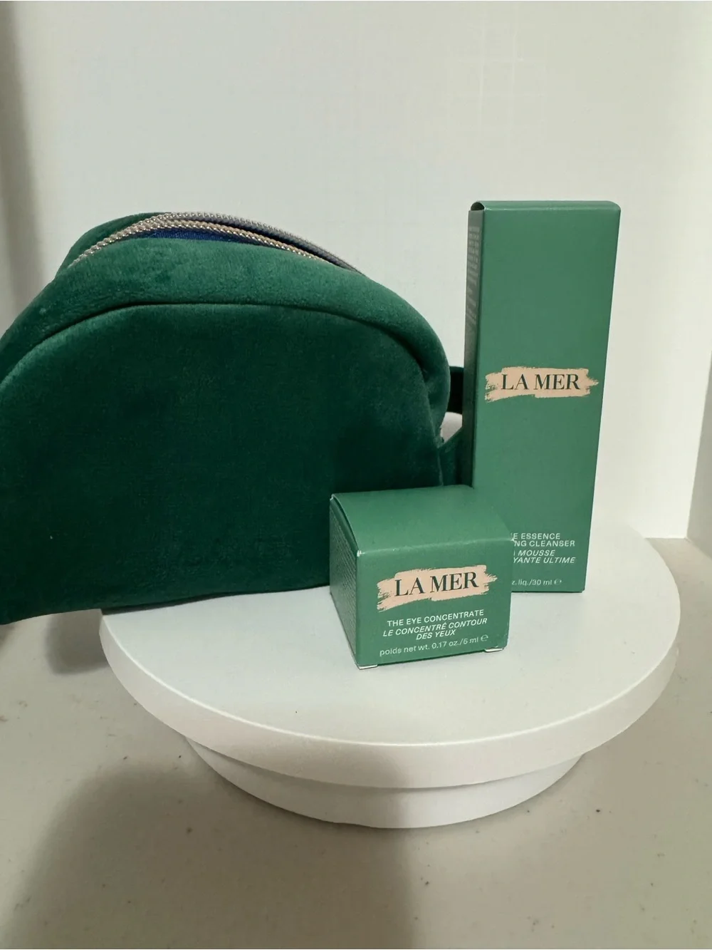 La Mer Eye concentrate and foaming cleanser with cosmetic pouch